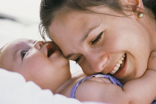 متى يعرف الطفل أمه ويشعر بها ؟