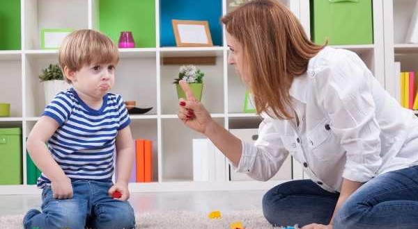 لهذه الأسباب ينشأ طفلك ضعيفا فاقدا الثقة بنفسه!