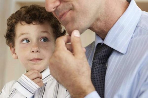 6 عادات سيئة يكتسبها طفلكم منكم دون أن تعلموا