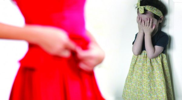 حذاري.. سبعة مخاطر عند تغيير الملابس أمام الأطفال..