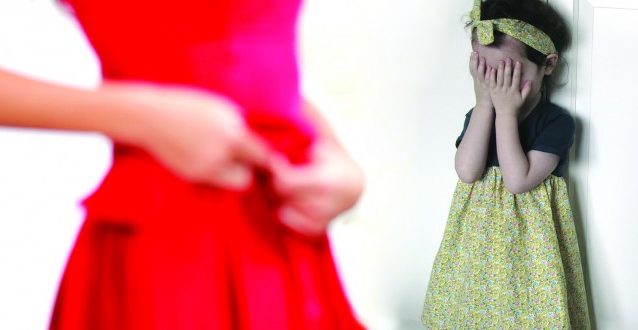 حذاري.. سبعة مخاطر عند تغيير الملابس أمام الأطفال..