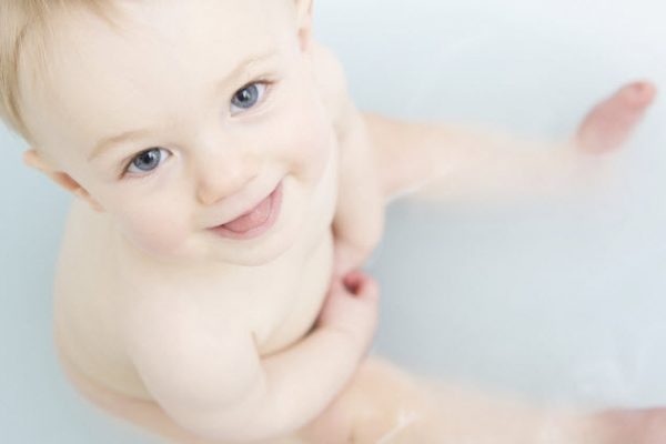 طفلي يمسك باعضائه التناسلية
