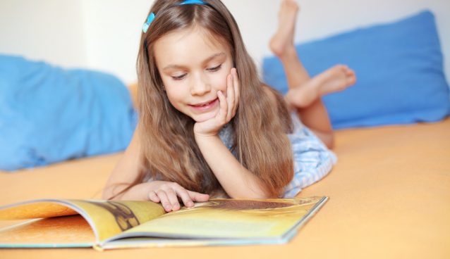 ثلاثة أنواع من الكتب يحتاجها طفلك