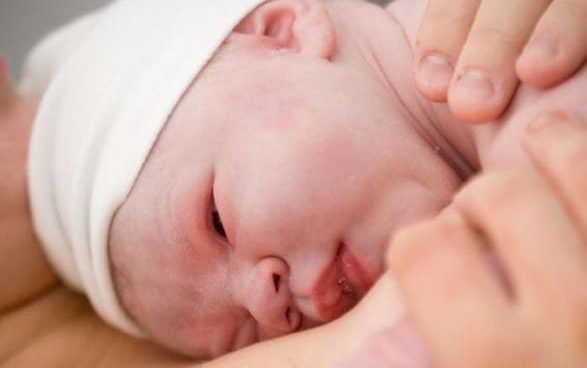 أسباب غير متوقعة.. وراء حضن الام الأول لمولودها بعد الولادة مباشرة..