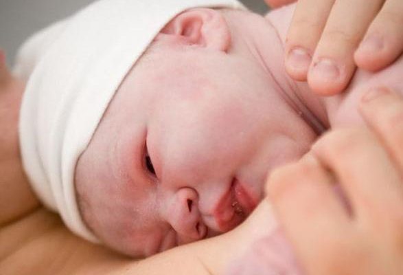 أسباب غير متوقعة.. وراء حضن الام الأول لمولودها بعد الولادة مباشرة..