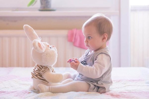 طفلي يتحدث مع نفسه و مع ألعابه