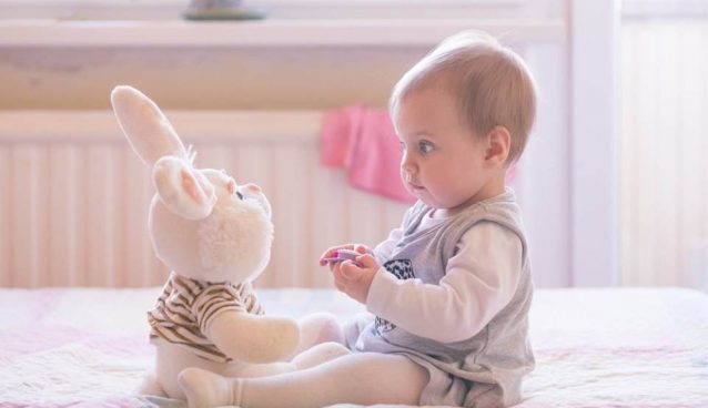 طفلي يتحدث مع نفسه و مع ألعابه