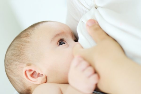 الأم المرضعة و إفراز الثدي للبن بشكل مفاجئ.. كيفية الإستعداد له..