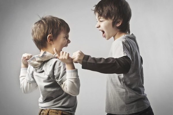 مشكلة التسلط و حب السيطرة لدى طفلك
