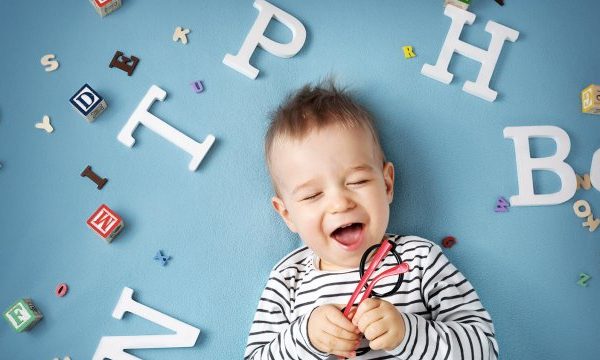 كيفية تعليم الأطفال الحروف بطرق سهلة..