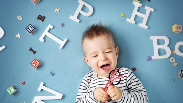 كيفية تعليم الأطفال الحروف بطرق سهلة..