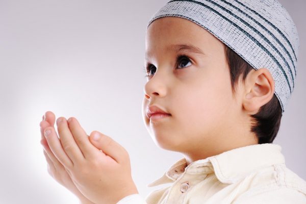 النمو الديني لدى الطفل.. كيف يمكن أن نربي أطفالنا دينياً و ما الأساليب الصحيحة؟