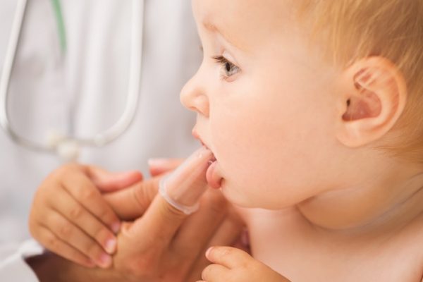 16 نصيحة هامة للعناية بأسنان الطفل اللبنية