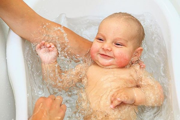 أخطاء تهدد سلامة طفلك أثناء الإستحمام