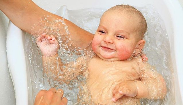 أخطاء تهدد سلامة طفلك أثناء الإستحمام