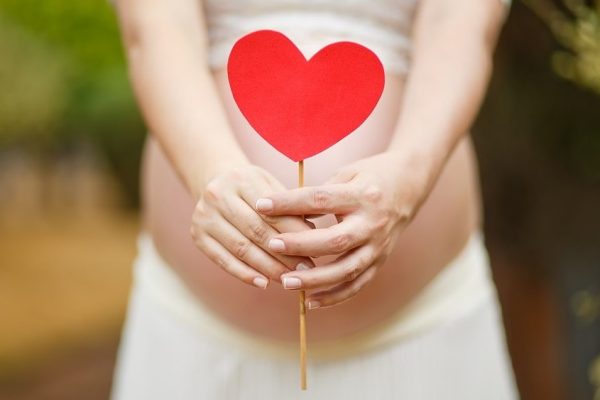 تكوين علاقة جيدة بين الأم و الجنين