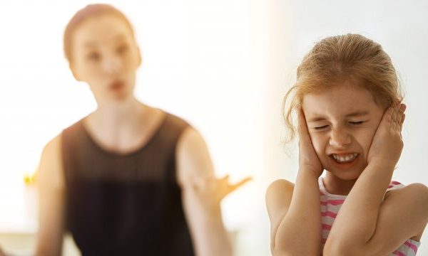 مهما كانت حالتك النفسية.. حذاري من قول هذه الكلمات السامة لطفلك..