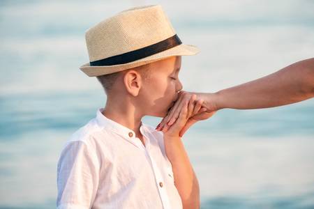 أفكار سريعة لتعلّم طفلك البرّ